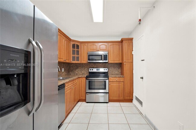 Building Photo - 400 Kings Point Dr