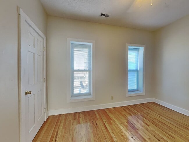 Building Photo - 1394 1/2 Indianola Ave