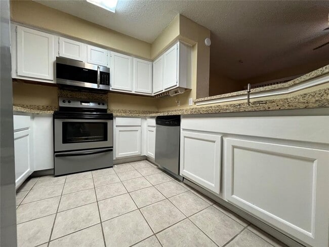Building Photo - Spacious Ground Floor Unit in Quiet Locati...
