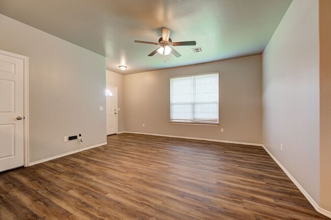 Building Photo - Charming Duplex in El Reno!