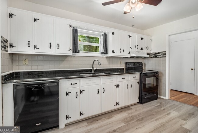 Building Photo - 2563 Beverly Hills Dr