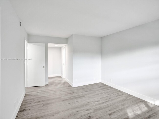 Building Photo - 605 Oaks Dr