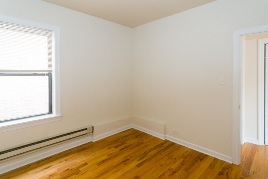 Building Photo - 3727 N Pine Grove Ave