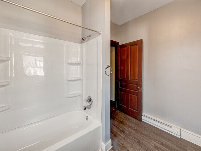 Building Photo - Large Four Bedroom In York!