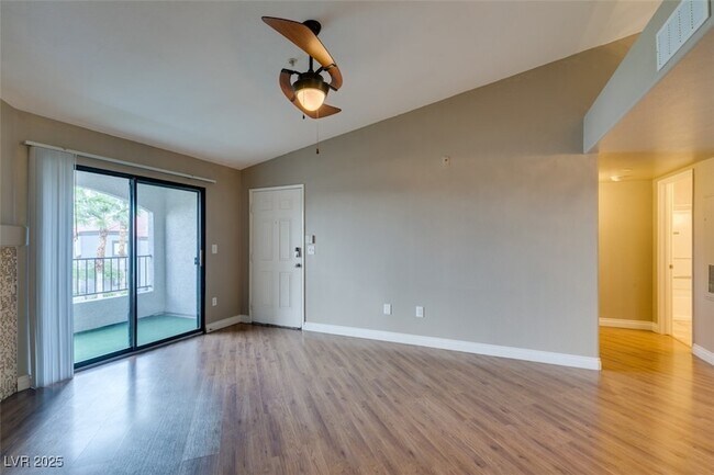 Building Photo - 950 Seven Hills Dr