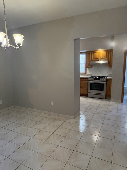 Easy Acces to Kitchen - 67 Humboldt St