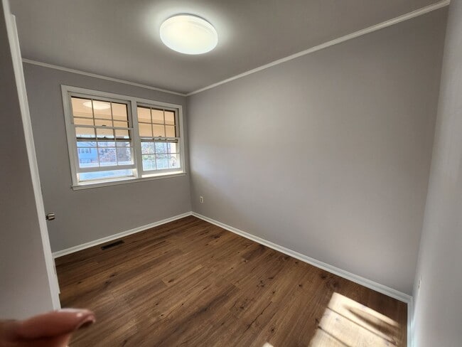 Building Photo - Room for rent in a 4 BD 2.5 BA Kings Park West Home