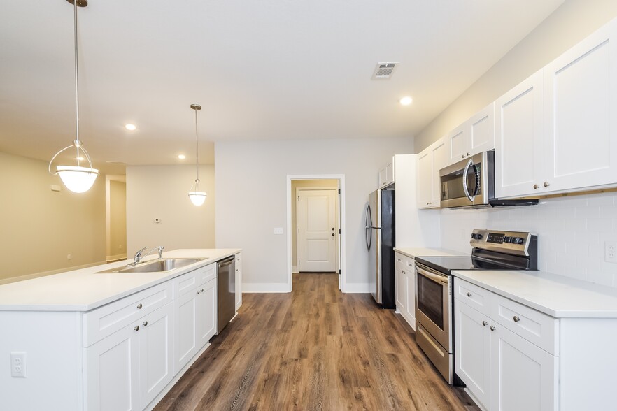 Building Photo - 1016 Autumns Wood Cir E