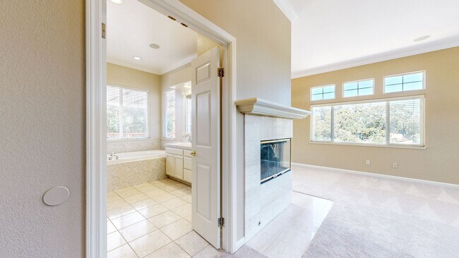 Building Photo - Gorgeous Home with private yards, large de...