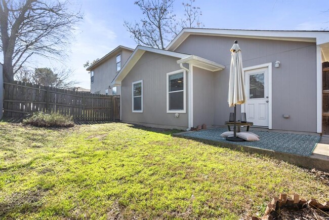 Building Photo - 8611 Davis Oaks Trail