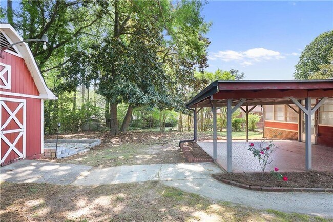 Building Photo - 2311 Robin Ln SE