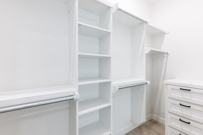 Building Photo - 1704 Elkhart Ave