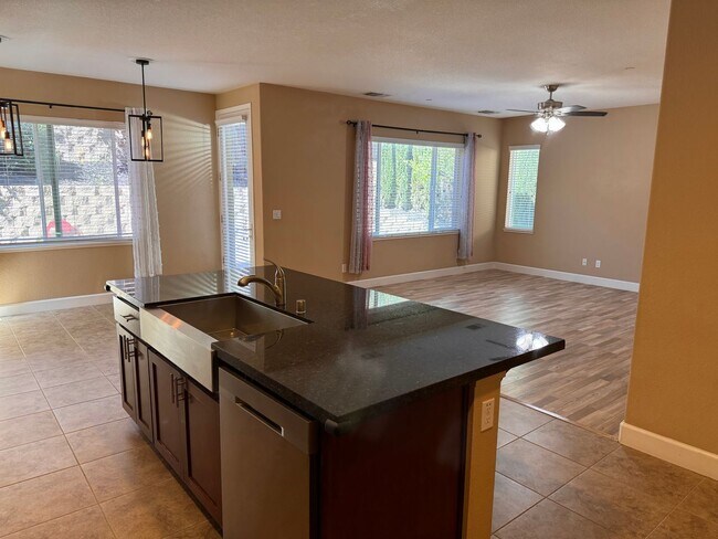 Building Photo - Lovely 3/2.5 in perfect location!
