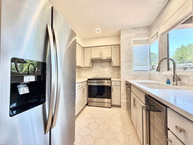 Building Photo - 907 Oak Tree Dr