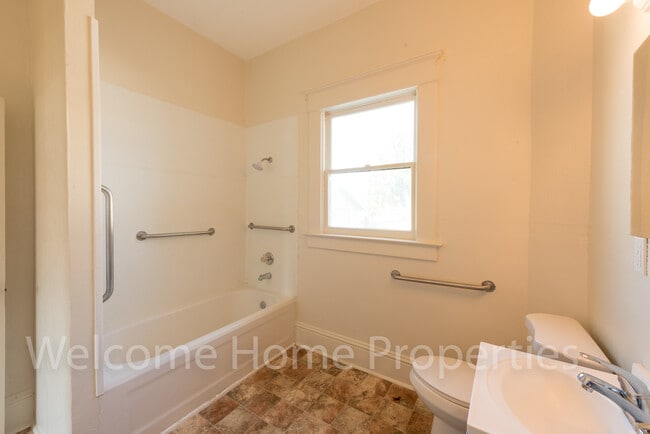 Building Photo - Classic 2 Bedroom Home with Tall Ceilings