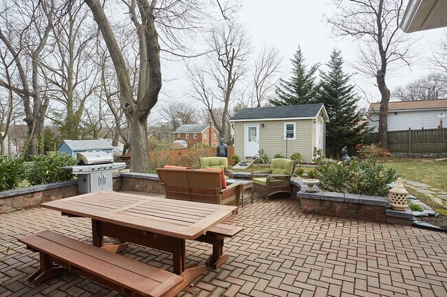 Building Photo - Silver Spring splendor with yard care INCL...