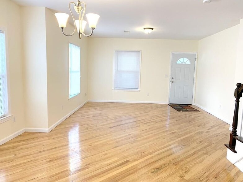 Floor 1 open concept living room, dining room, kitchen - 9 Kingsley Ave