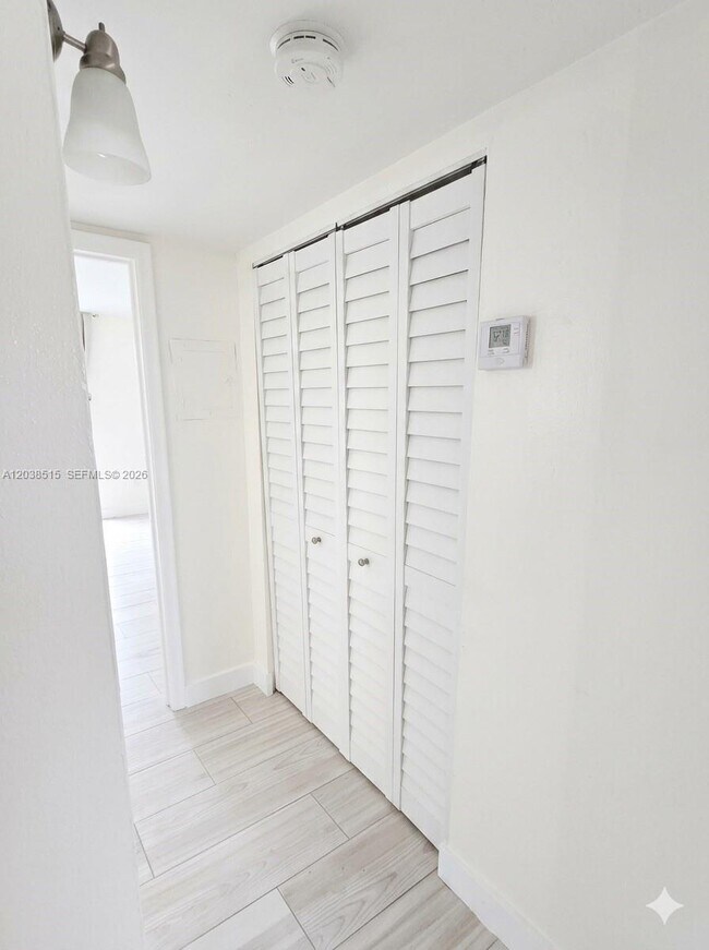 Building Photo - 6904 N Kendall Dr