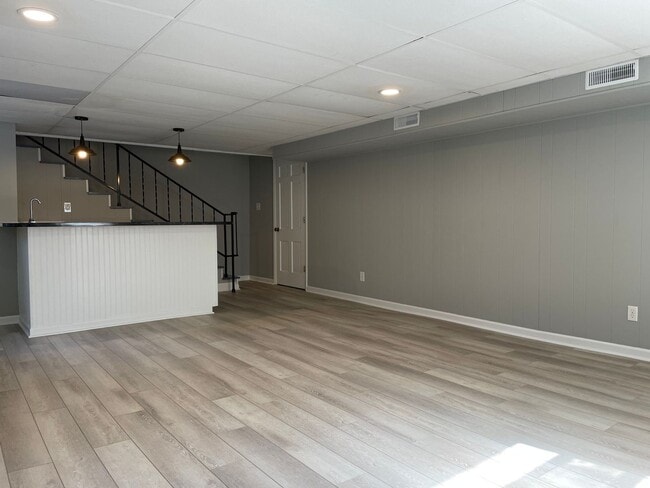Building Photo - 7942 Lake Vista Dr