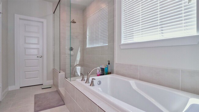 Building Photo - 2720 Grand Fountains Dr