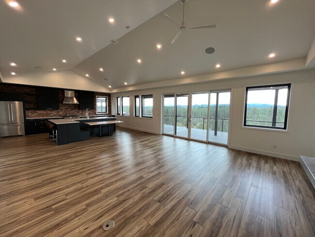 Building Photo - Gorgeous Tetherow 4 Bedroom + Office