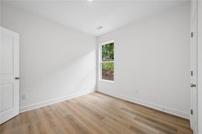 Building Photo - 2050 Morehouse Dr NW
