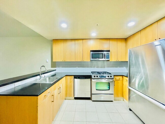 Building Photo - 1 Bedroom Condo 2 Blocks from Waterfront!