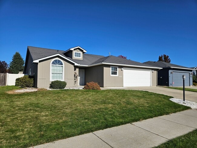 Building Photo - $1,995 - 2 Bed / 2 Bath Beautiful House in North Spokane with Oversized Garage