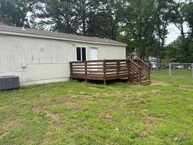 Building Photo - 2 BEDROOM 1 BATH HOUSE, WITH CENTRAL HEAT & AIR, ALL ELECTRIC, FENCED YARD. APPLICATION AND PET F...