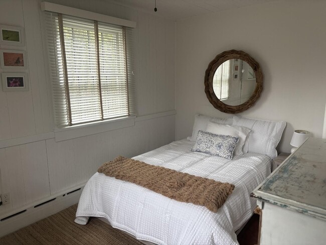 Building Photo - 5650 N Bayview Rd