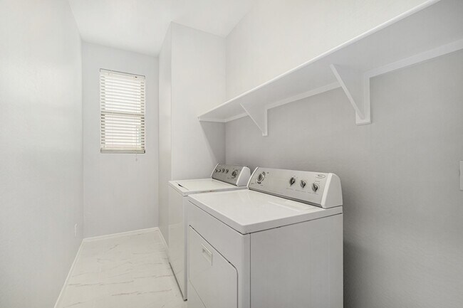 Building Photo - STUNNING 5 Bedroom Home in Peoria!