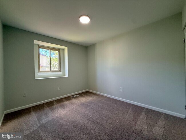 Building Photo - 47 King Henry Cir