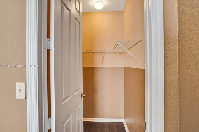 Building Photo - 2057 SE Avon Park Dr