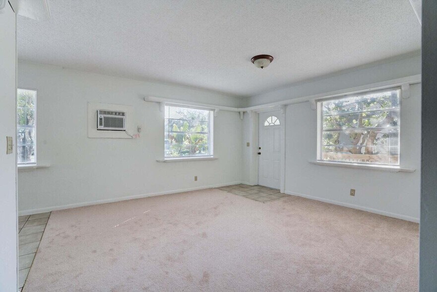 Building Photo - 700 N Hepburn Ave