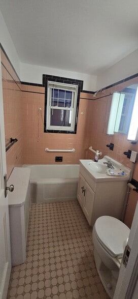 House bath - 949 E Walnut St