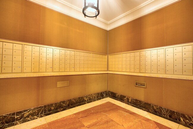 Building Photo - 57 E Delaware Pl