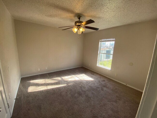 Building Photo - Single family home under $1000 a month