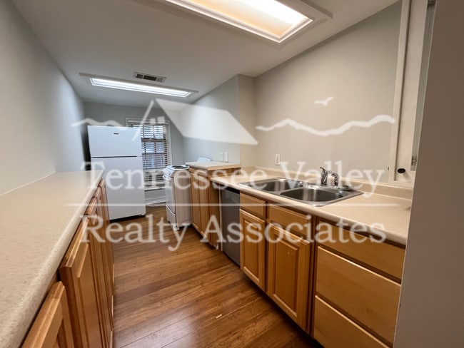 Building Photo - COMING SOON! 1 br/1 bath close to downtown...