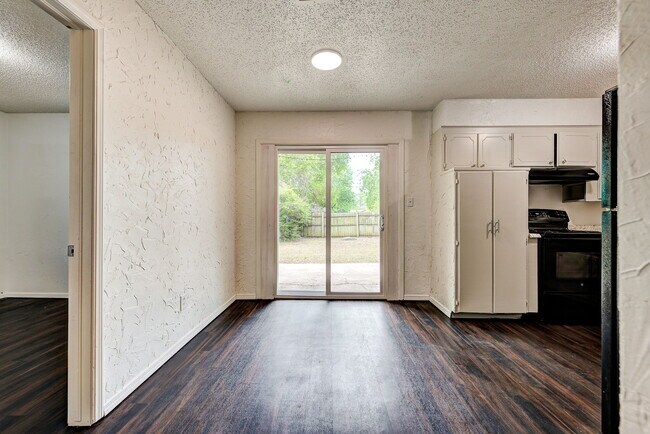 Building Photo - 1627 Surrey Dr