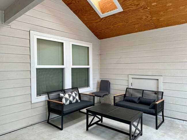 Building Photo - 2 Bedroom 1 Bath Near Downtown Available 8...