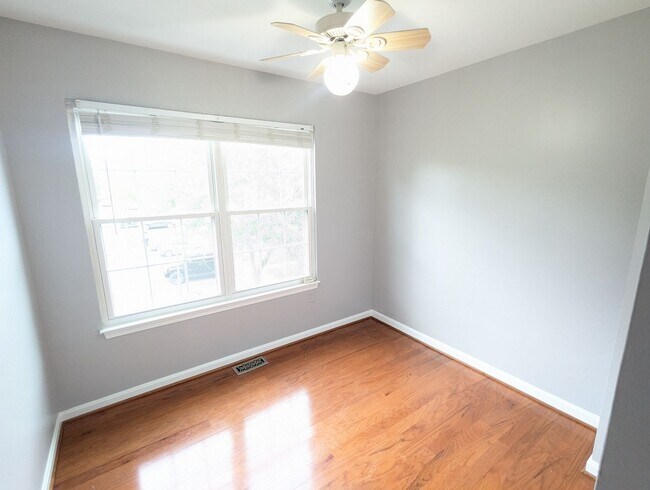 Building Photo - Beautifully maintained townhouse in Tuscar...