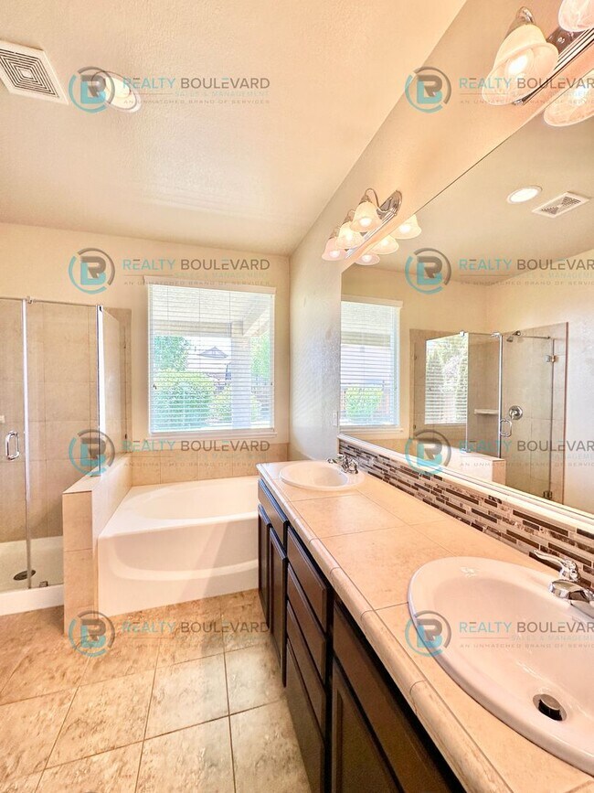Building Photo - 3 Bedroom 2 Bathroom with Garage covered patio and beautiful yard!