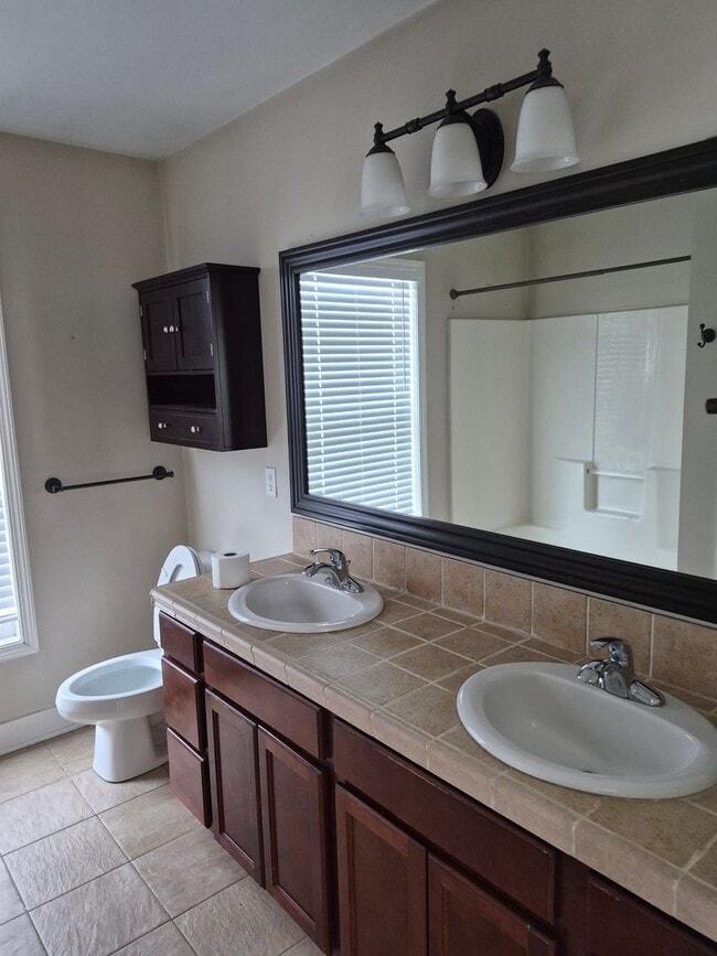 Building Photo - 79 Rogue River View Dr NE