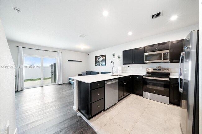 Building Photo - 1050 W Davis Pkwy