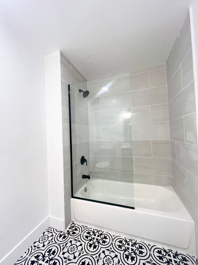 Building Photo - 2258 S Sacramento Ave