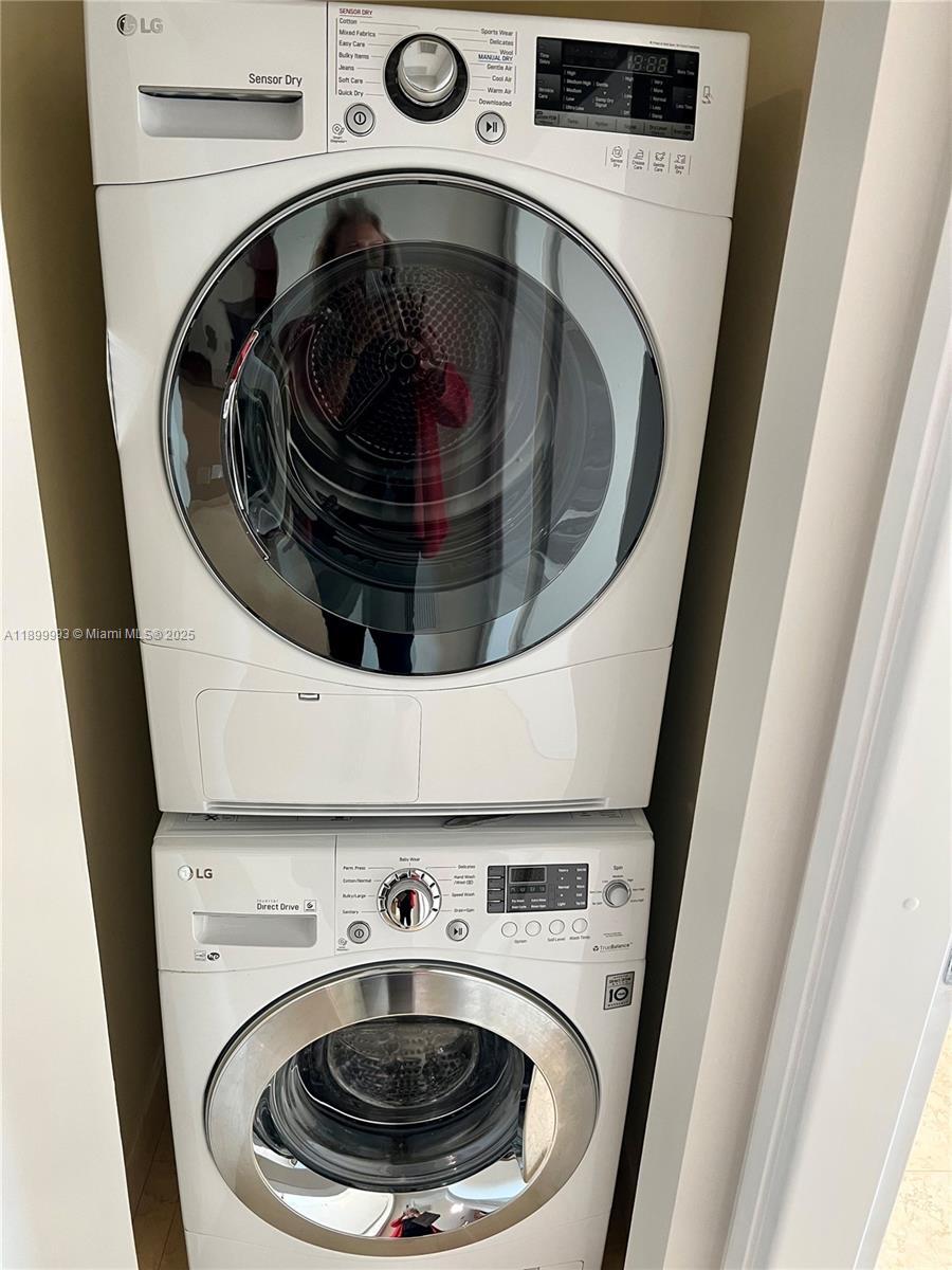 Building Photo - 300 S Biscayne Blvd