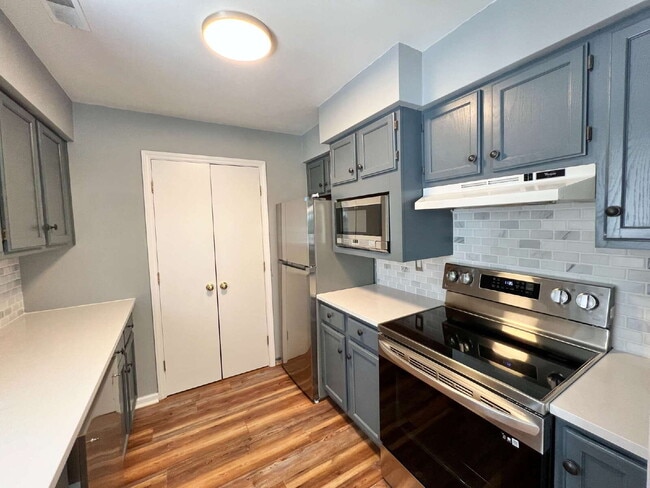 Building Photo - Freshly Updated Condo!