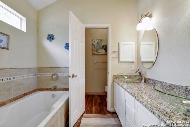 Building Photo - Braun and 1604 Area in Greenbriar gated community