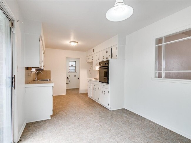 Building Photo - 917 Vickie Dr