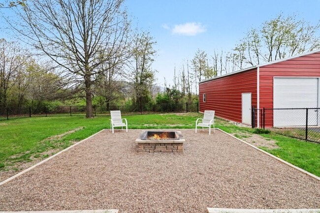 Building Photo - 303 Shed Rd